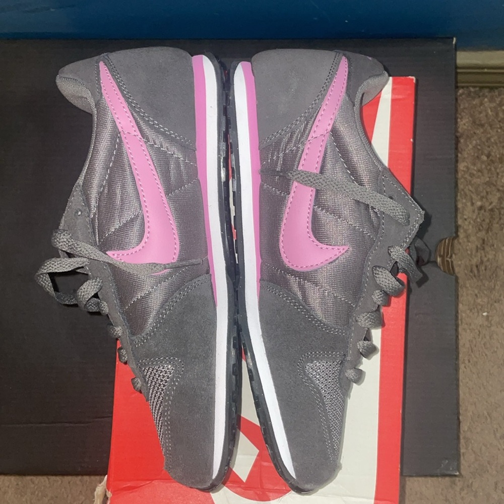 NEW in box Nike Genicco sneakers 644451-260